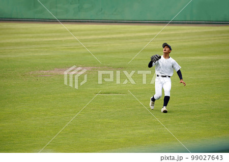 捕球態勢の外野手（高校野球） 99027643