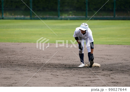 塁上で足がつる野球選手（高校野球） 99027644