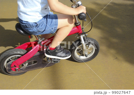 ペダル付きキックバイクに乗る子供(5歳児/男の子) ペダル付きキックバイクに乗る子供(5歳児/男の子) 99027647
