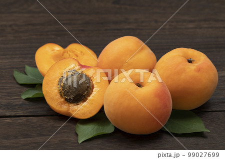 輪切りにしたあんず 99027699