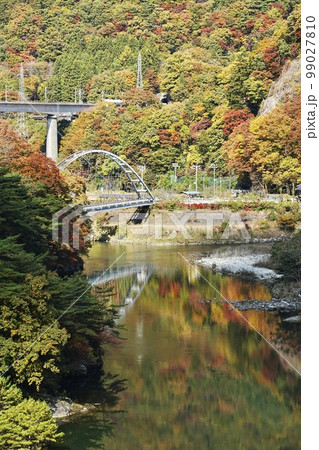 日光 川治温泉の紅葉 栃木県 99027810