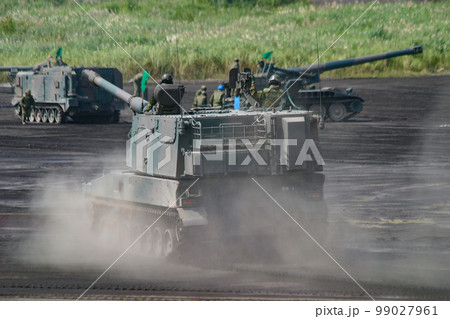 陣地に進入する陸上自衛隊の自走榴弾砲 陣地に進入する陸上自衛隊の自走榴弾砲 99027961