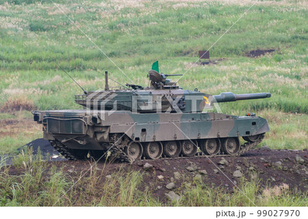 射撃準備をする陸上自衛隊の90式戦車 射撃準備をする陸上自衛隊の90式戦車 99027970