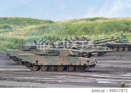 射撃準備をする陸上自衛隊の90式戦車 99027971