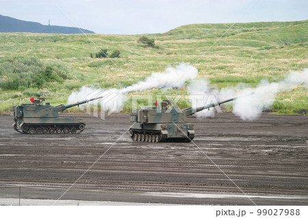 射撃する陸上自衛隊の自走榴弾砲 99027988