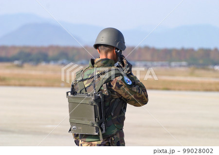 無線連絡する航空自衛隊の隊員 無線連絡する航空自衛隊の隊員 99028002