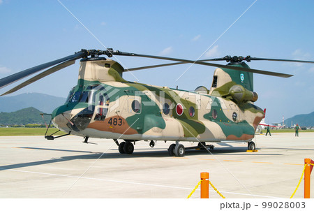 展示される航空自衛隊のヘリコプターCH-47J 99028003