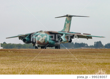 着陸する航空自衛隊の輸送機C-1 着陸する航空自衛隊の輸送機C-1 99028007