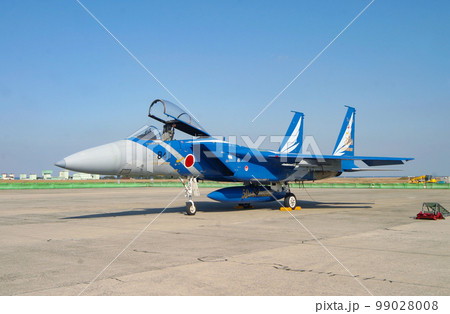 展示される航空自衛隊の戦闘機F-15J 記念塗装機の写真素材 [99028008] - PIXTA