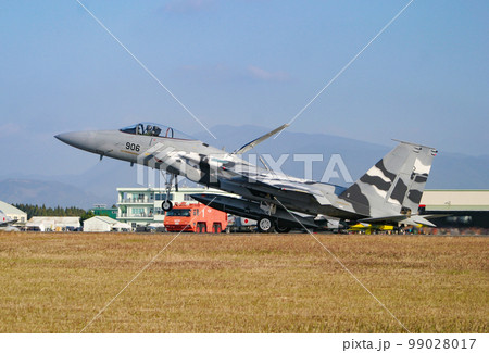 着陸する航空自衛隊の戦闘機F-15J 着陸する航空自衛隊の戦闘機F-15J 99028017