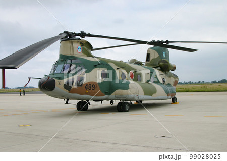 展示される航空自衛隊のヘリコプターCH-47J(LR) 99028025