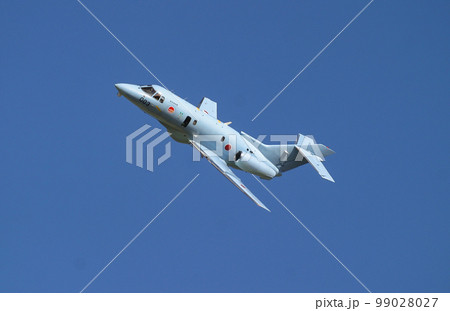 飛行する航空自衛隊の救難捜索機U-125A 99028027