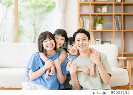 リビングでくつろぐ家族 99028150