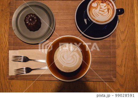 休日のカフェデートにてコーヒーとスイーツ 99028591