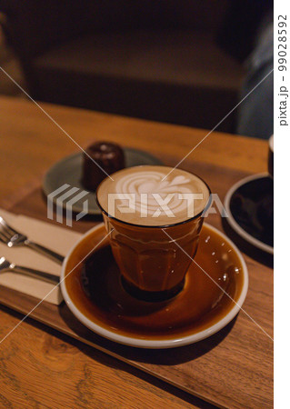 休日のカフェデートにてコーヒーとスイーツ 99028592