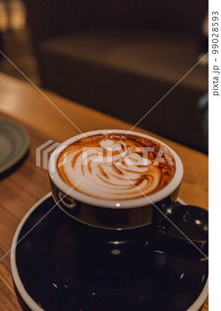 休日のカフェデートにてコーヒーとスイーツ 99028593