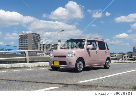 小型軽乗用車 ラパン 道路走行中 小型軽乗用車 ラパン 道路走行中 99029301