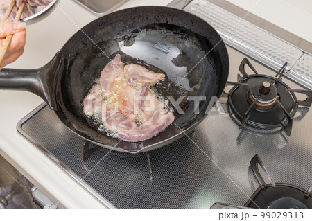 【レバニラ炒めを作る 豚レバーを炒める】 【レバニラ炒めを作る 豚レバーを炒める】 99029313