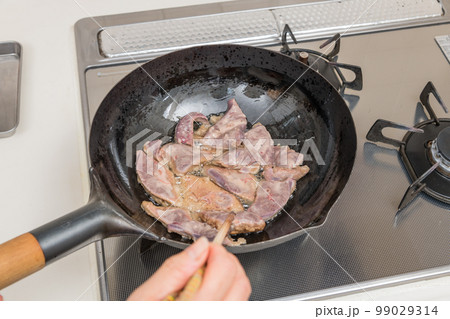 【レバニラ炒めを作る 豚レバーを炒める】 【レバニラ炒めを作る 豚レバーを炒める】 99029314