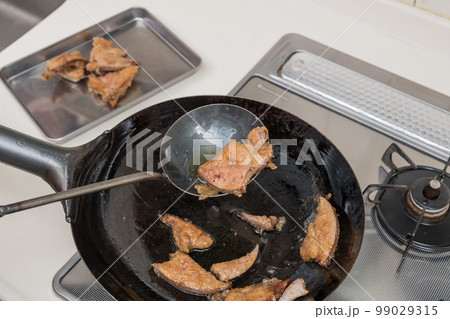 【レバニラ炒めを作る　豚レバーを炒める】 99029315