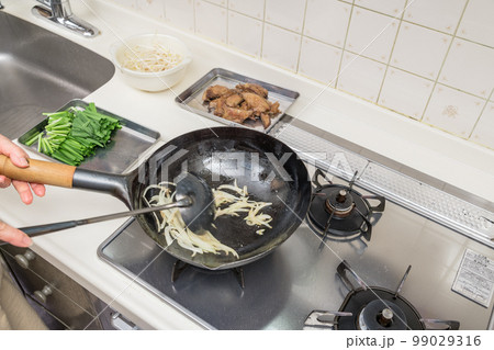 【レバニラ炒めを作る　タマネギを炒める】 99029316