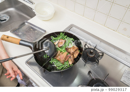 【レバニラ炒めを作る 炒めたレバーを入れすべての具材を炒めていく】 【レバニラ炒めを作る 炒めたレバーを入れすべての具材を炒めていく】 99029317
