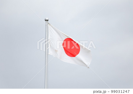 風に吹かれる日本の国旗 99031247