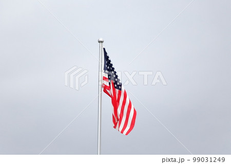 風に吹かれるアメリカの国旗 風に吹かれるアメリカの国旗 99031249