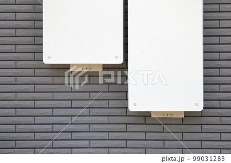 壁に設置された蓄電池設備とパワコン 99031283