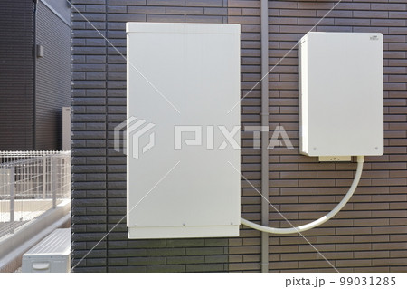 壁に設置された蓄電池設備とパワコン 99031285