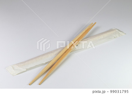 ready-made or disposable Brown bamboo chopsticks isolated on white background. ready-made or disposable Brown bamboo chopsticks isolated on white background. 99031795