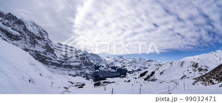 スイスアルプスの美しい雪山、雪山が続く山岳地帯、晴天の中の広大な雪原、世界的なスキー場,険しい山 スイスアルプスの美しい雪山、雪山が続く山岳地帯、晴天の中の広大な雪原、世界的なスキー場,険しい山 99032471