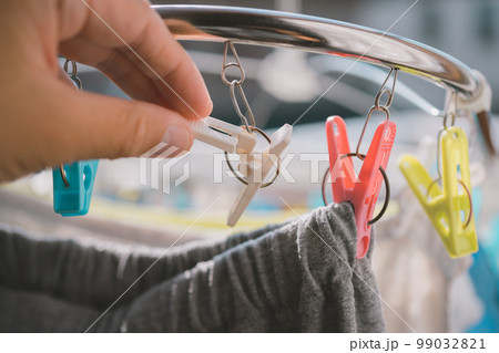 洗濯物を干していたら洗濯ばさみが割れた 99032821