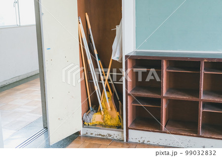 学校の掃除用具入れ 99032832
