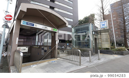 東京メトロの日比谷線の八丁堀駅A2番出入口、エレベーターが設置されている 99034283