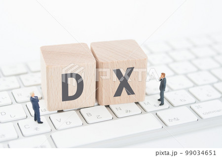 DXイメージ 考えるビジネスマンとキーボード DXイメージ 考えるビジネスマンとキーボード 99034651