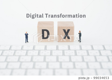 DXイメージ 考えるビジネスマンとキーボード DXイメージ 考えるビジネスマンとキーボード 99034653