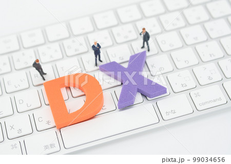 DXイメージ　考えるビジネスマンとキーボード 99034656