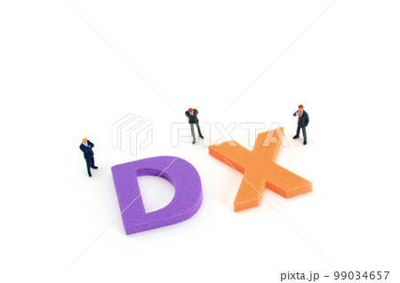 DXイメージ ビジネスマンとDX文字 DXイメージ ビジネスマンとDX文字 99034657