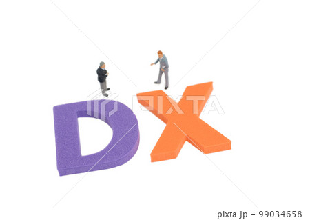 DXイメージ ビジネスマンとDX文字 DXイメージ ビジネスマンとDX文字 99034658