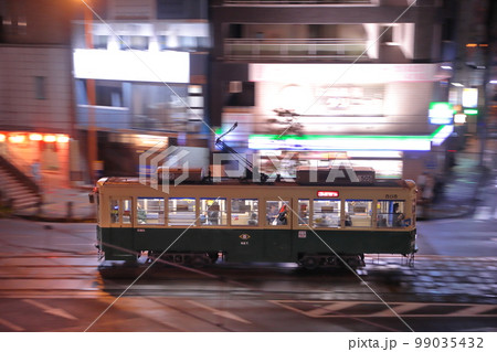 夜の長崎の街並みのを走り回る路面電車(長崎電気軌道500形)_2023/1/15撮影 99035432