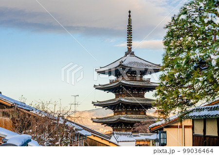 京都2023冬 大雪 八坂の塔 京都2023冬 大雪 八坂の塔 99036464