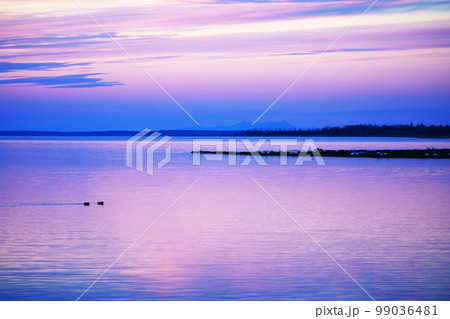 夕焼け空の風連湖 北海道 夕焼け空の風連湖 北海道 99036481