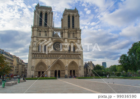 早朝のノートルダム大聖堂正面(フランス-パリ) 早朝のノートルダム大聖堂正面(フランス-パリ) 99036590