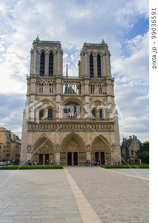 早朝のノートルダム大聖堂正面(フランス-パリ) 早朝のノートルダム大聖堂正面(フランス-パリ) 99036591