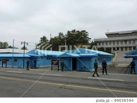 韓国JSA、板門店、軍事停戦委員会本会議場と兵士 99036594