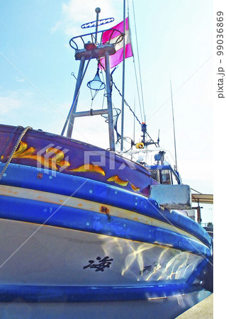漁船 船首左下からのアップ【縦構図】 99036869