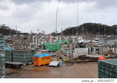 密集する漁港の船舶(輪島港) 密集する漁港の船舶(輪島港) 99036975