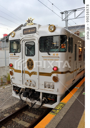 諫早駅に停車する観光特急 ふたつ星4047 99036978
