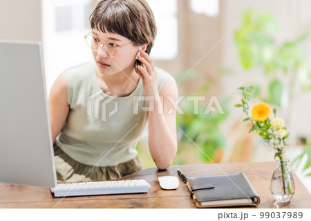 テレビ会議がなぜか繋がらない若い女性 99037989